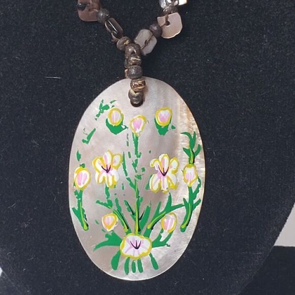 ARTISAN Handpainted Shell Necklace Floral - Picture 2 of 7